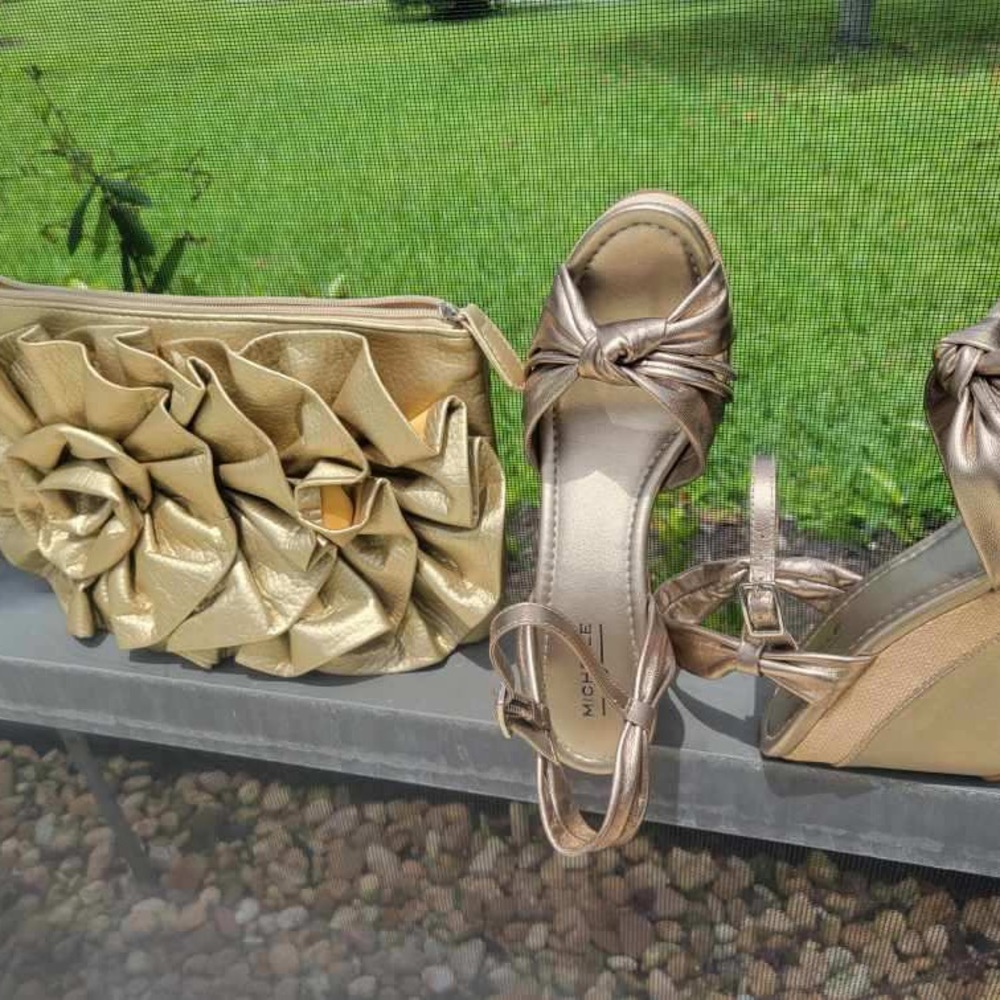 Gold dimensional ruffle rose wristlet - Picture 6 of 6